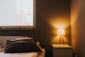 Departamento | 1 habitación, escritorio, tabla de planchar con plancha y cunas 