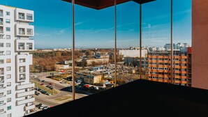A high-rise building with multiple balconies and a view of a cityscape. - Elite Apartments Seaview Horyzont (Gdansk)