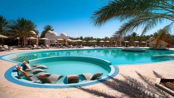 Innenpool, 3 Außenpools, Sonnenschirme, Liegestühle