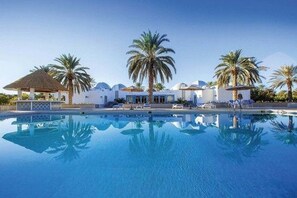 Una piscina techada, 3 piscinas al aire libre, sombrillas