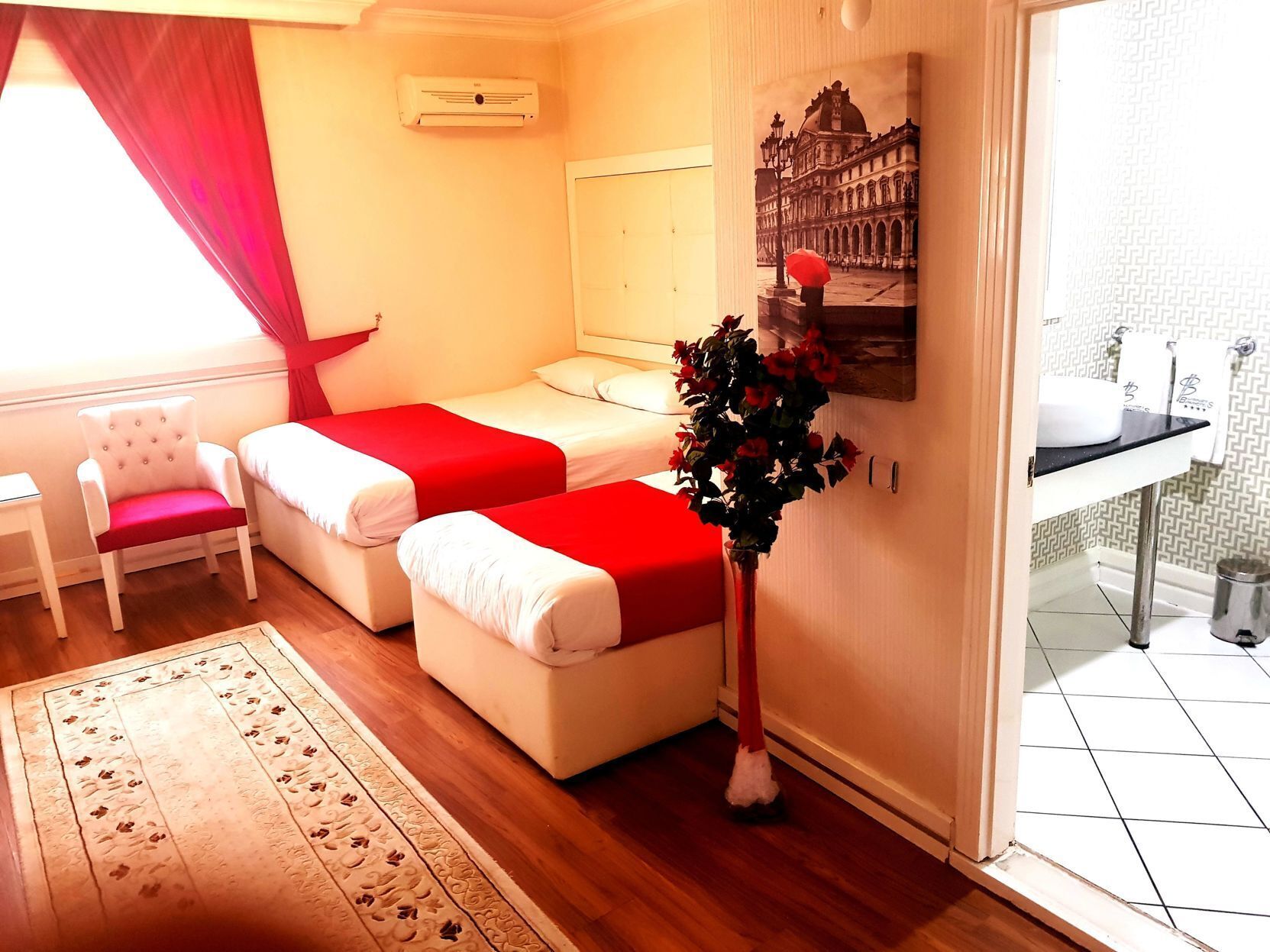Ropa de cama de alta calidad y minibar 