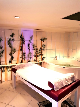 Un sauna, una bañera de hidromasaje, baño turco, masajes