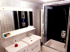 Suite, Terrace | Bathroom | Shower, free toiletries, hair dryer, slippers - Business Park Hotel (Ankara)
