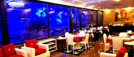 Serveert ontbijt, lunch, diner, Turkse gerechten