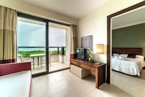 A hotel room with a balcony, a bed, a desk with a television, and a view of the sea. - Estival Isla Cristina (Isla Cristina)
