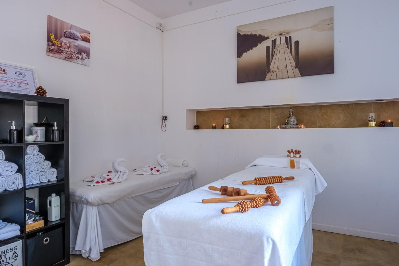 Un cuarto de spa con dos camillas, toallas e instrumentos de masaje.