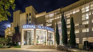 Hotel Estival Isla Cristina, herbergen met modern architectuur, met een opvallende ingang en een goed verlichte gevel.