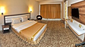 Minibar, in-room safe, free WiFi, wheelchair access