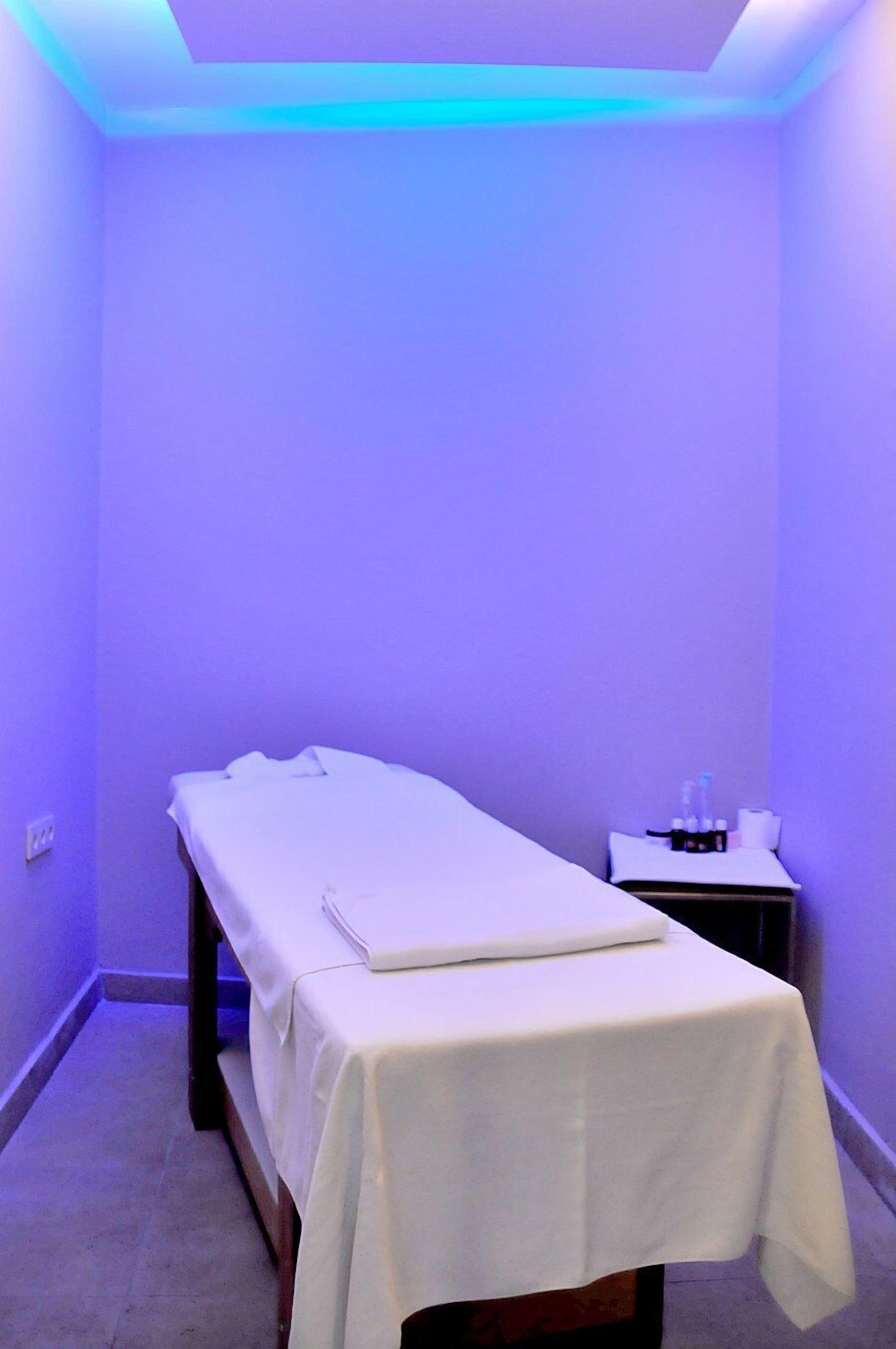 sauna, steam room, turkish bath/hammam, massage/treatment rooms