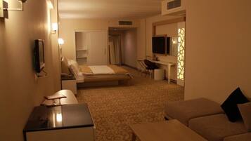 Minibar, in-room safe, free WiFi, wheelchair access