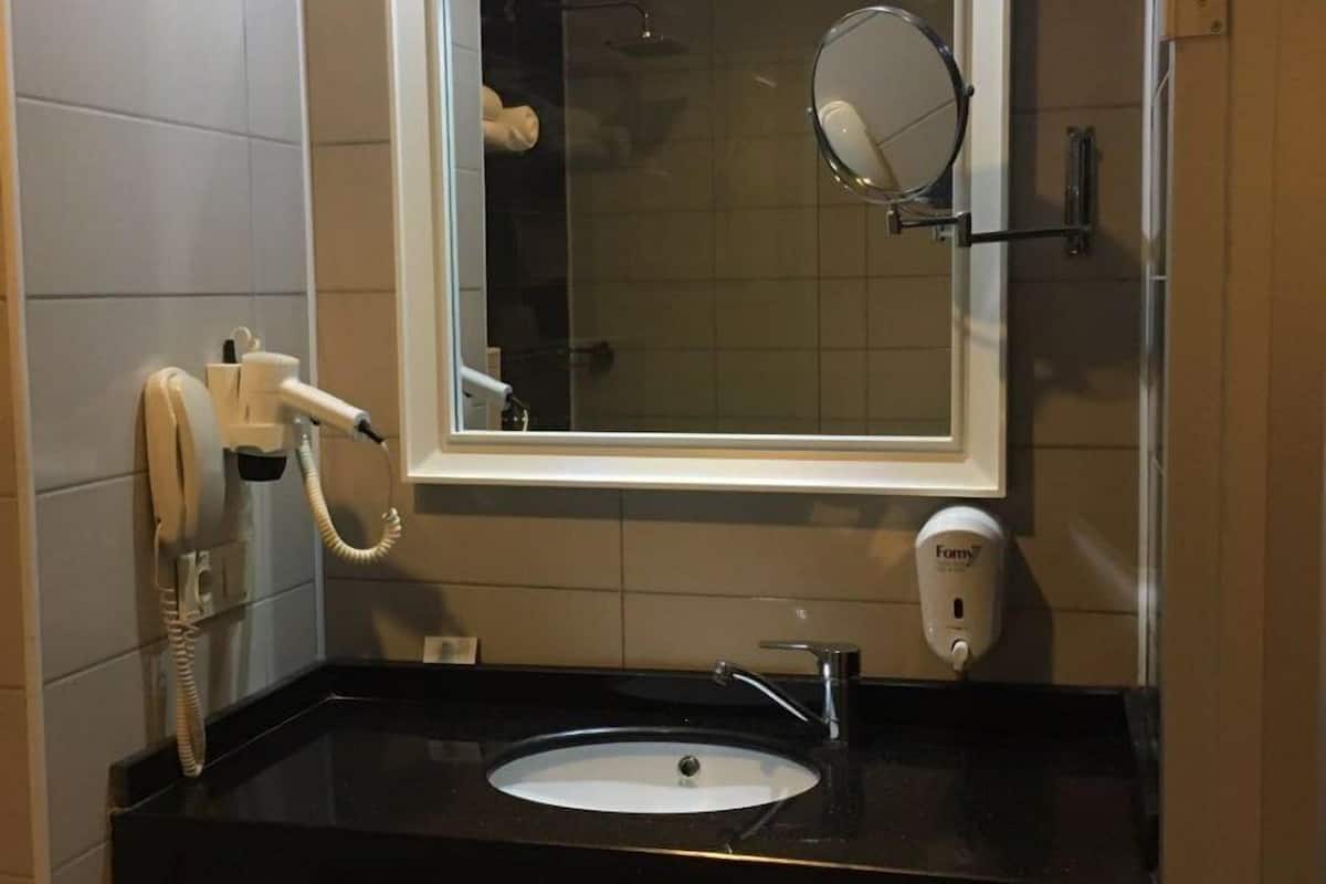Bathroom sink