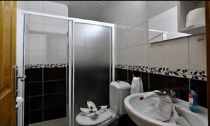 Dusche, Haartrockner, Handtücher