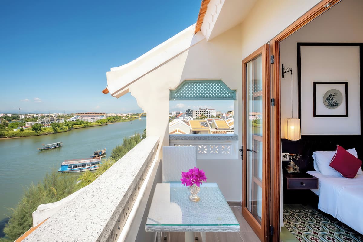 Signature Suite with River View | Seprai antialergi, minibar, brankas, dan meja kerja