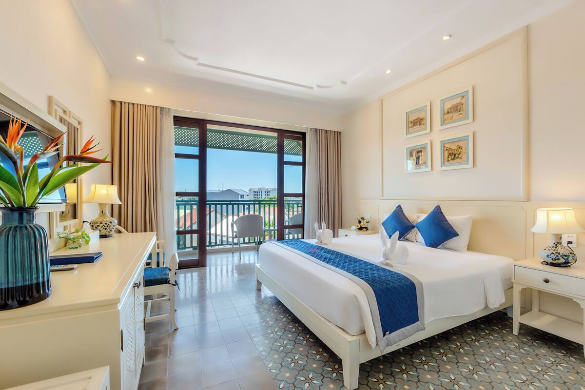 Deluxe, Balcony, Pool View | Seprai antialergi, minibar, brankas, dan meja kerja