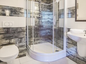 Trzy Korony Wazow Apartament 11 | Kamar mandi | Shower, pengering rambut,  dan handuk