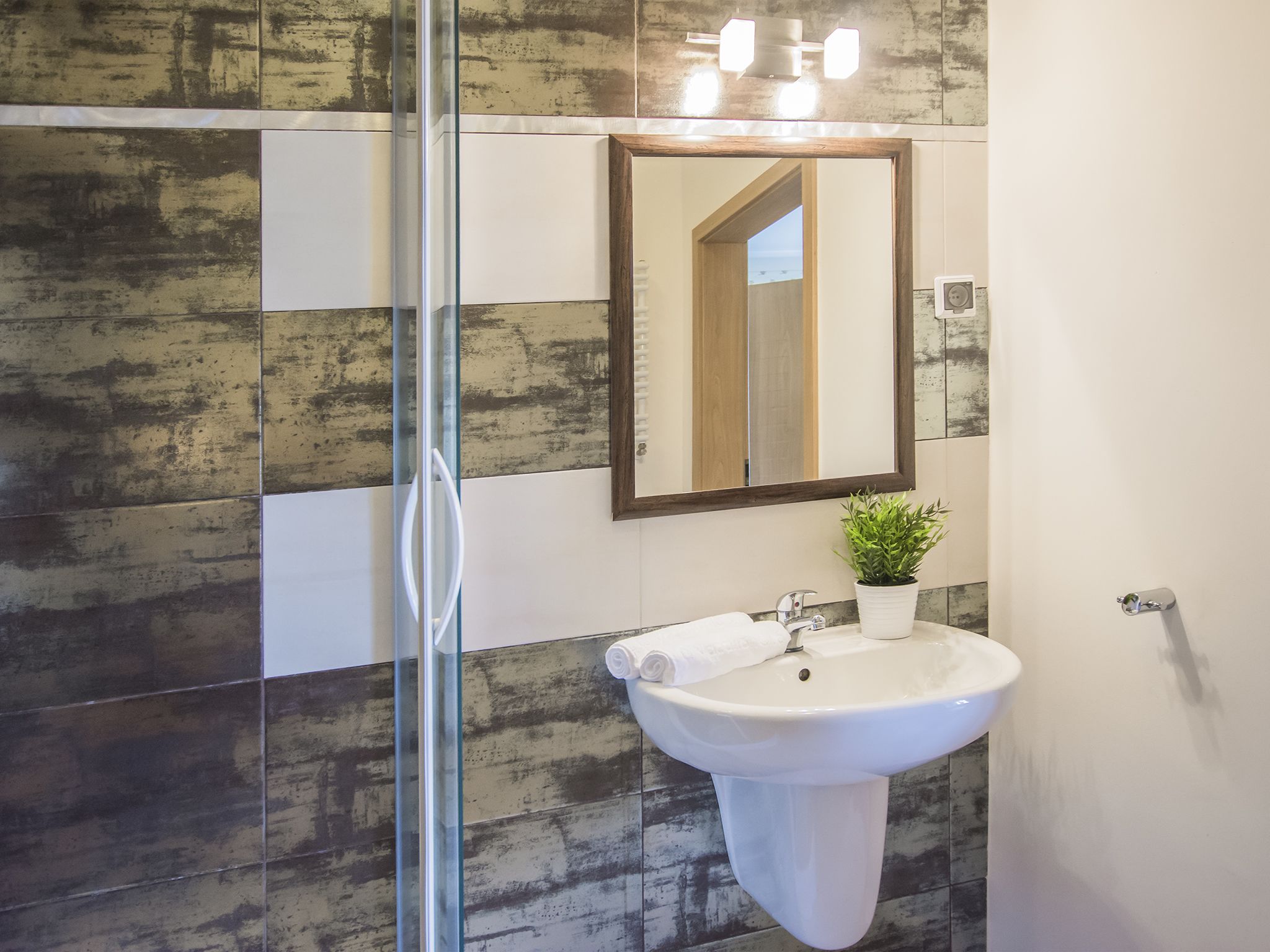 trzy korony wazow apartament 11 | bathroom | shower, hair dryer, towels