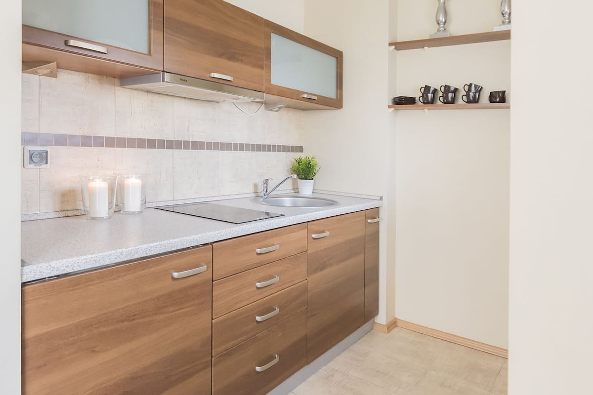 trzy korony wazow apartament 11 | private kitchenette | fridge, stovetop, electric kettle, cookware/dishes/utensils