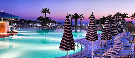 Piscine extérieure, parasols de plage, chaises longues