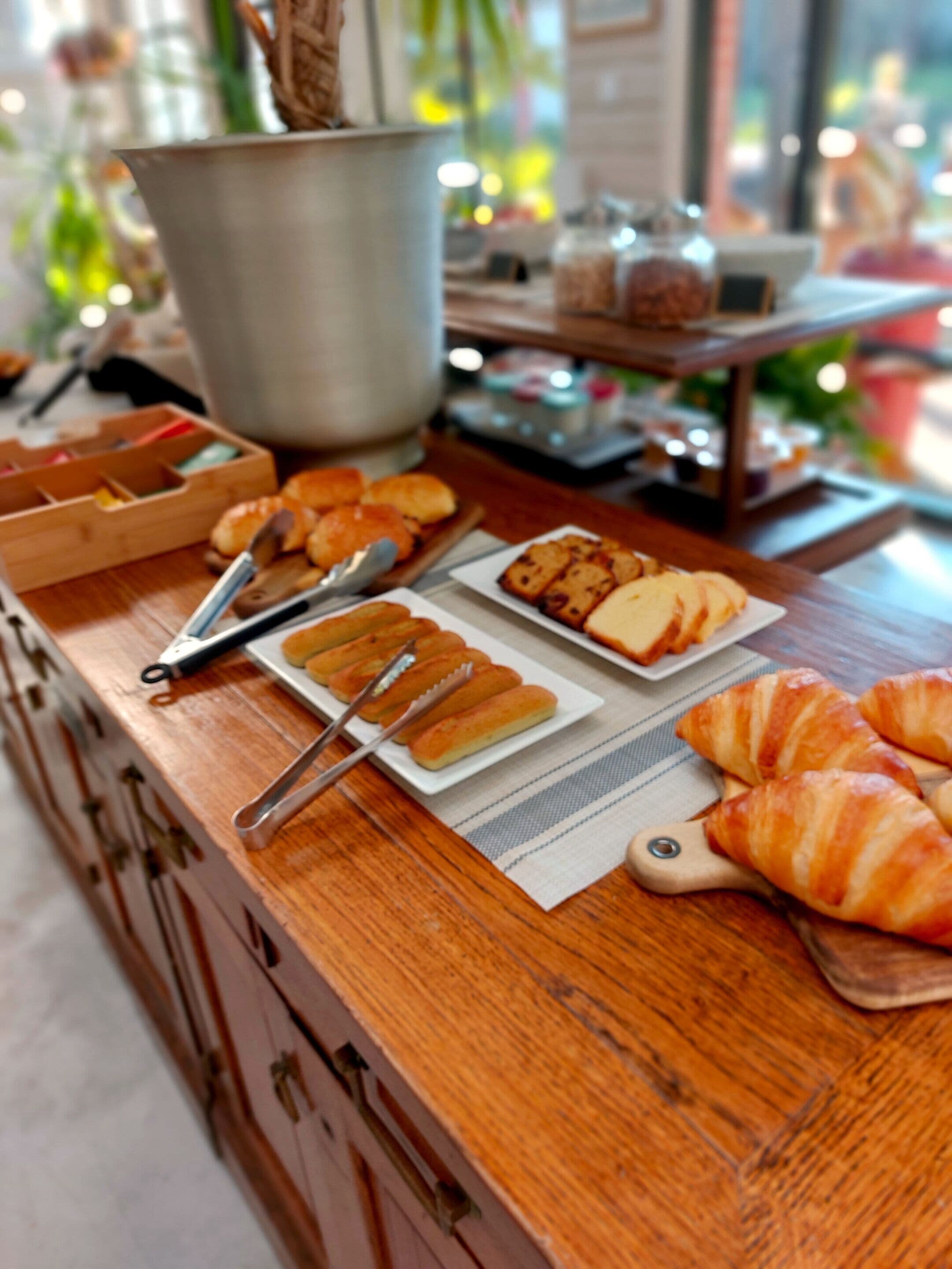 Ein reichhaltiges Frühstücksbuffet mit Croissants, Gebäck und Brot.