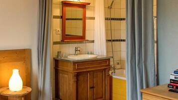 Chambre Double, salle de bains attenante, vue jardin | Salle de bain