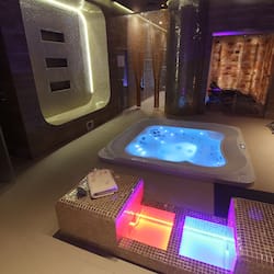 Sauna, tina de hidromasaje, baño de vapor y tratamientos corporales
