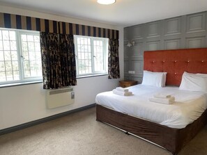 Desk, iron/ironing board, free WiFi, bed sheets - Hockley House (Solihull)