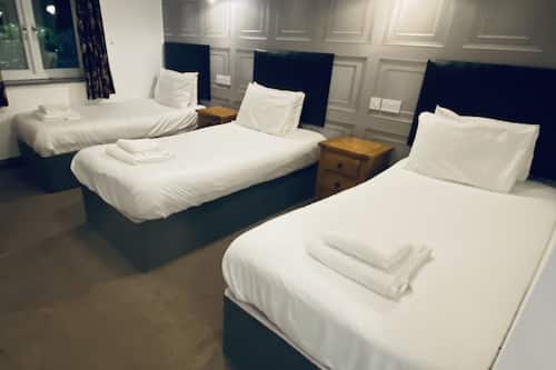 Classic Triple Room | Desk, iron/ironing board (on request), free WiFi, bed sheets