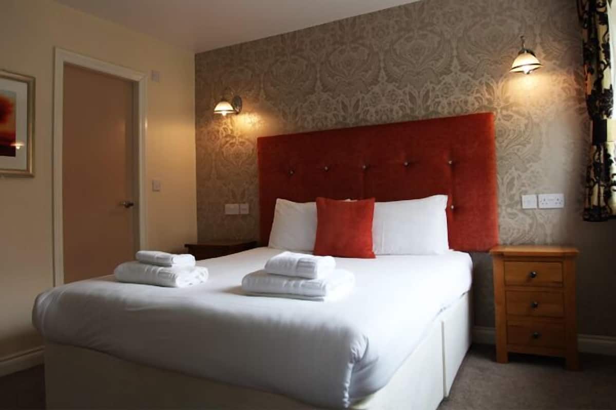 Superior Double Room | Desk, iron/ironing board (on request), WiFi (free), bed sheets