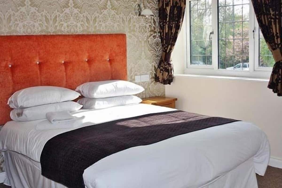 Desk, iron/ironing board (on request), WiFi (free), bed sheets