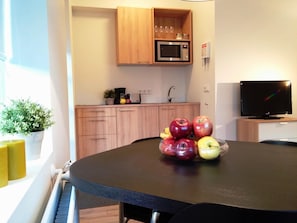 Fridge, microwave, stovetop, coffee/tea maker - Alfred's Studios (Reykjavik)