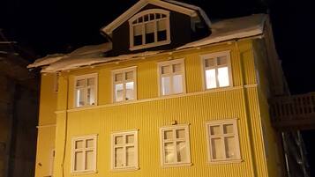 Depan hartanah - siang/malam