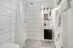 Family Studio | Bathroom | Shower, hair dryer, towels - Alfred's Studios (Reykjavik)