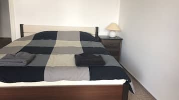 Standard Double Room, 1 Katil Ratu (Queen), Shared Bathroom, City View (No 2) | Wi-fi percuma, cadar katil