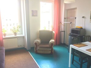 Yhden hengen perushuone | Ilmainen Wi-Fi, vuodevaatteet