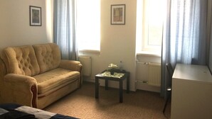 Chambre Standard double, 1 grand lit, salle de bains commune, vue sur la ville (No 3) | Accès au Wi-Fi (inclus), literie fournie