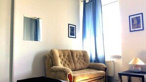 Chambre Standard double, 1 grand lit, salle de bains commune, vue sur la ville (No 3) | Accès au Wi-Fi (inclus), literie fournie