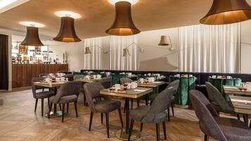 Desayuno buffet (EUR 12 por persona)