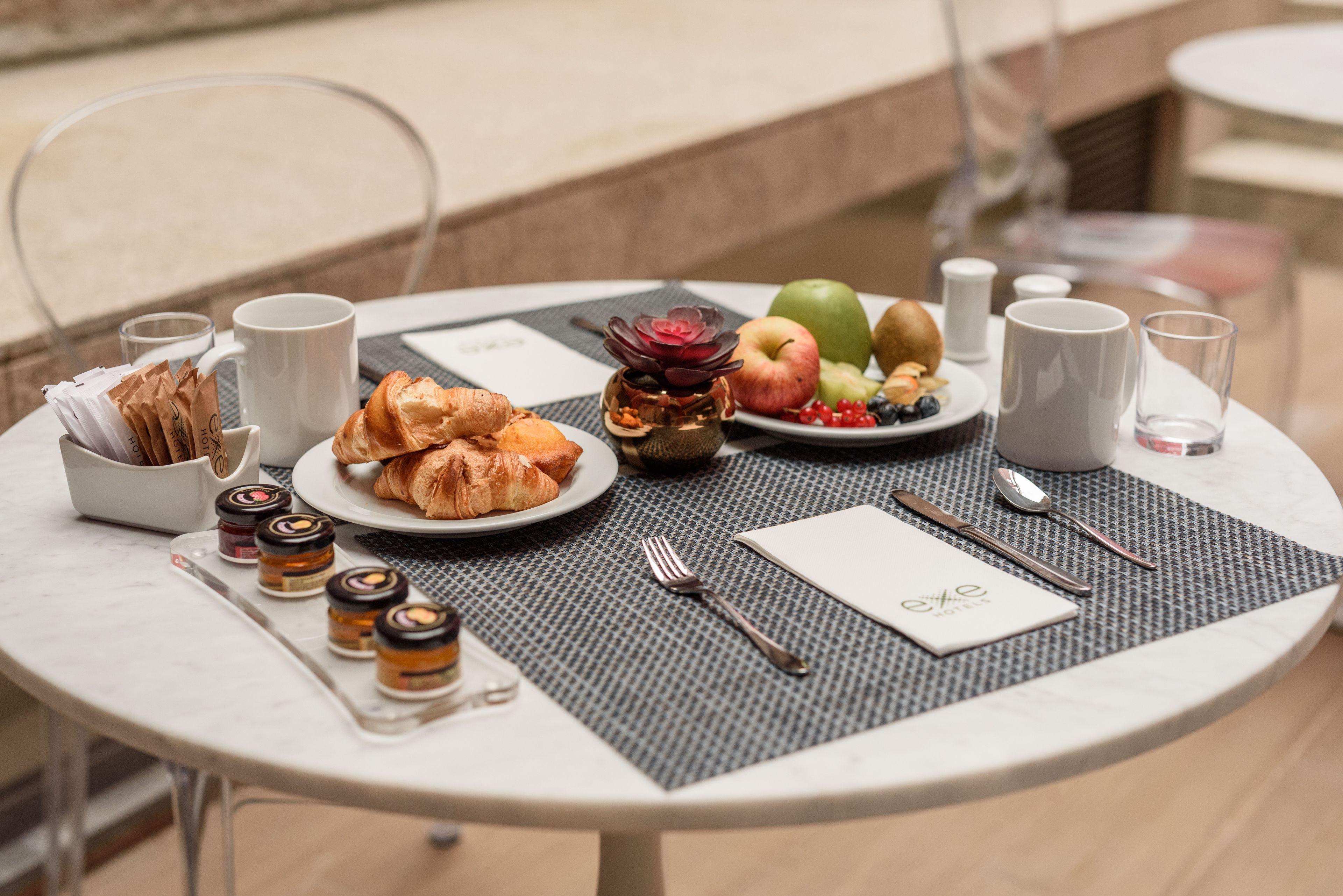 Tägliches Frühstücksbuffet (12 EUR pro Person)