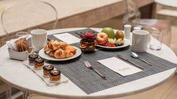 Tägliches Frühstücksbuffet (12 EUR pro Person)