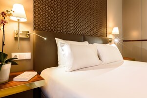 Minibar, caja de seguridad en la habitación y escritorio 