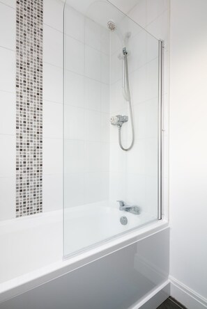 Departamento superior, 2 habitaciones | Baño | Tina con regadera, amenidades de baño gratuitas, secadora de cabello 