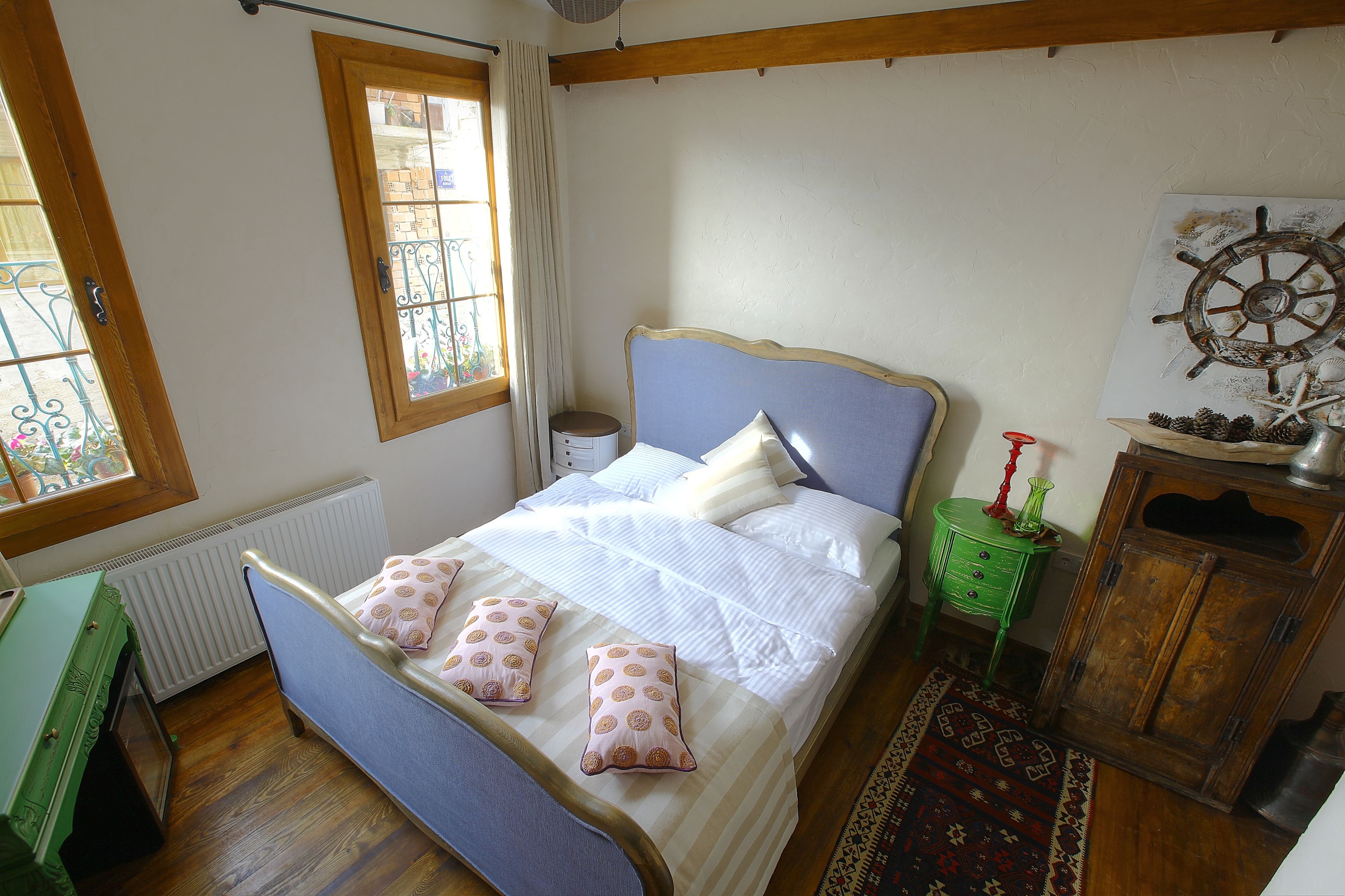 deluxe double room, bathtub | minibar, in-room safe, desk, soundproofing