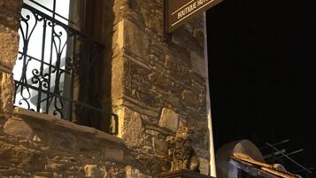 Un bâtiment en pierre sur lequel on peut lire l’inscription : « IBRI, hôtel de charme ».