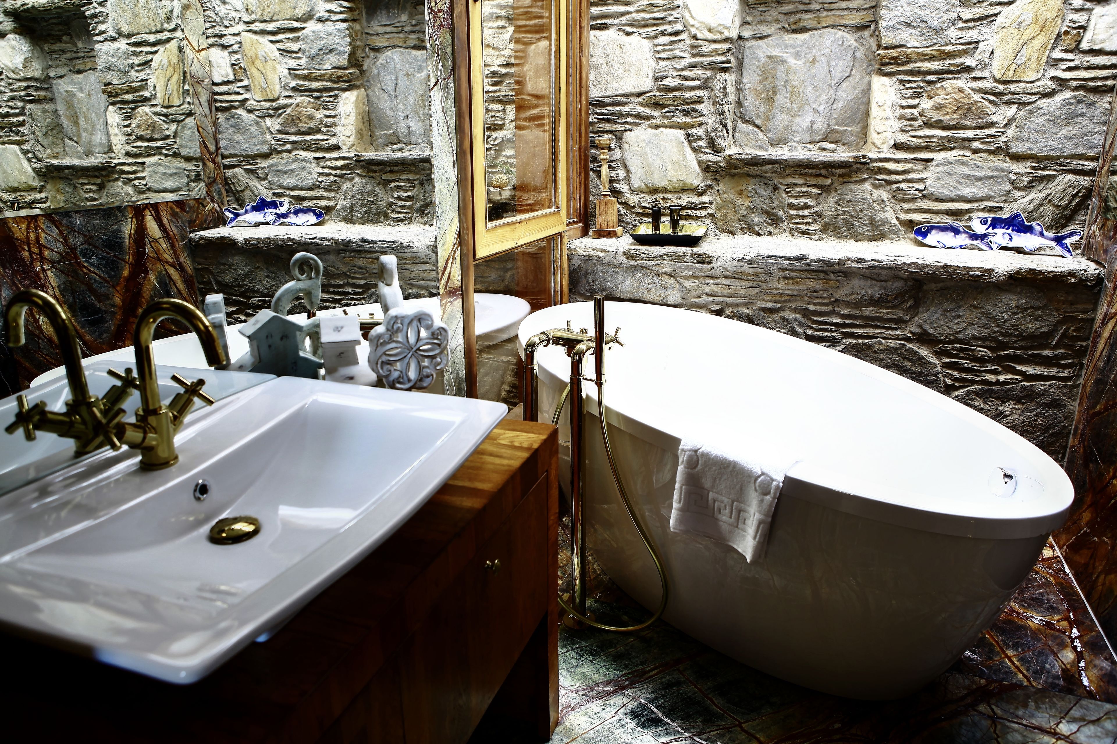 deluxe double room, bathtub | bathroom | free toiletries, hair dryer, slippers, towels