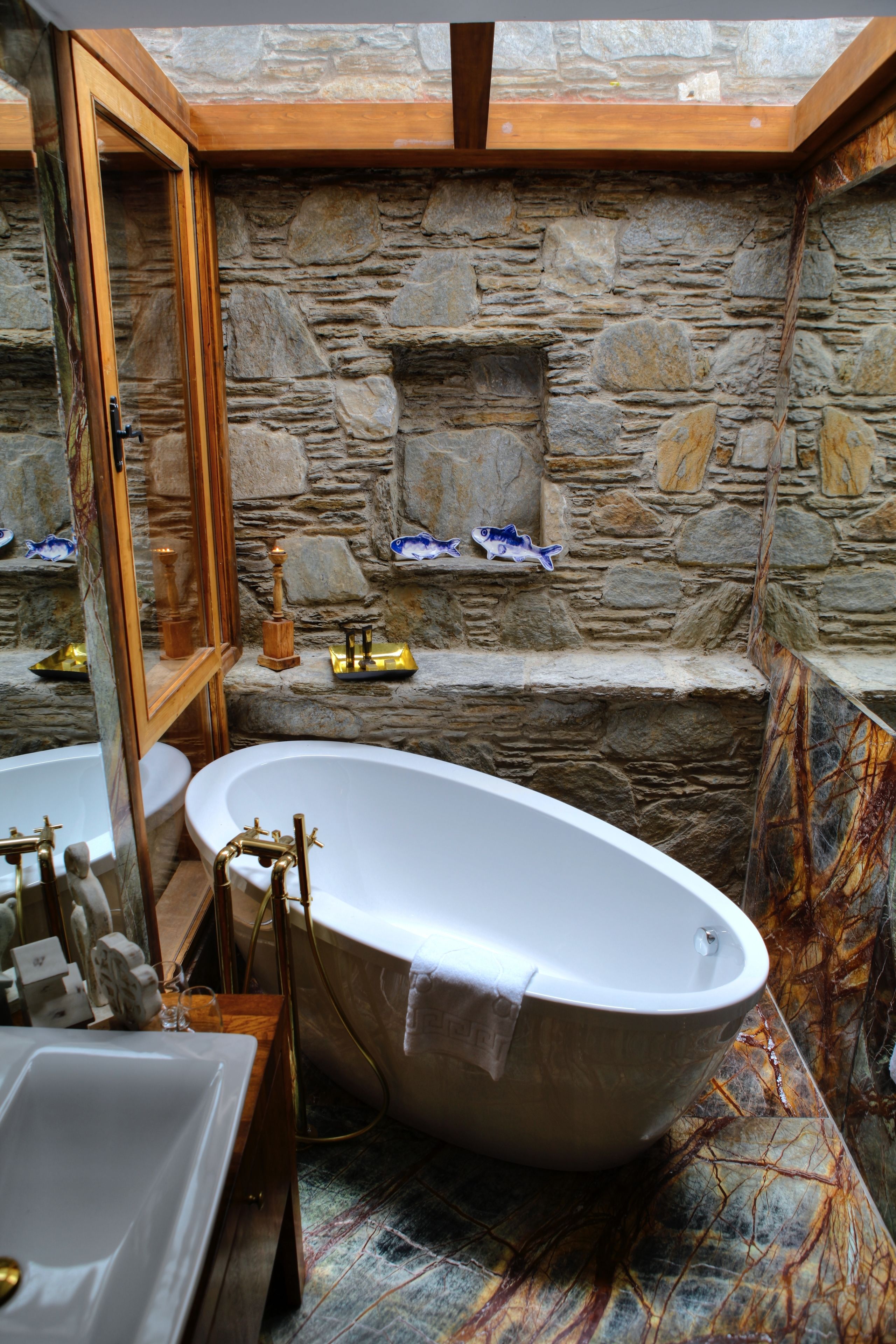 deluxe double room, bathtub | bathroom | free toiletries, hair dryer, slippers, towels