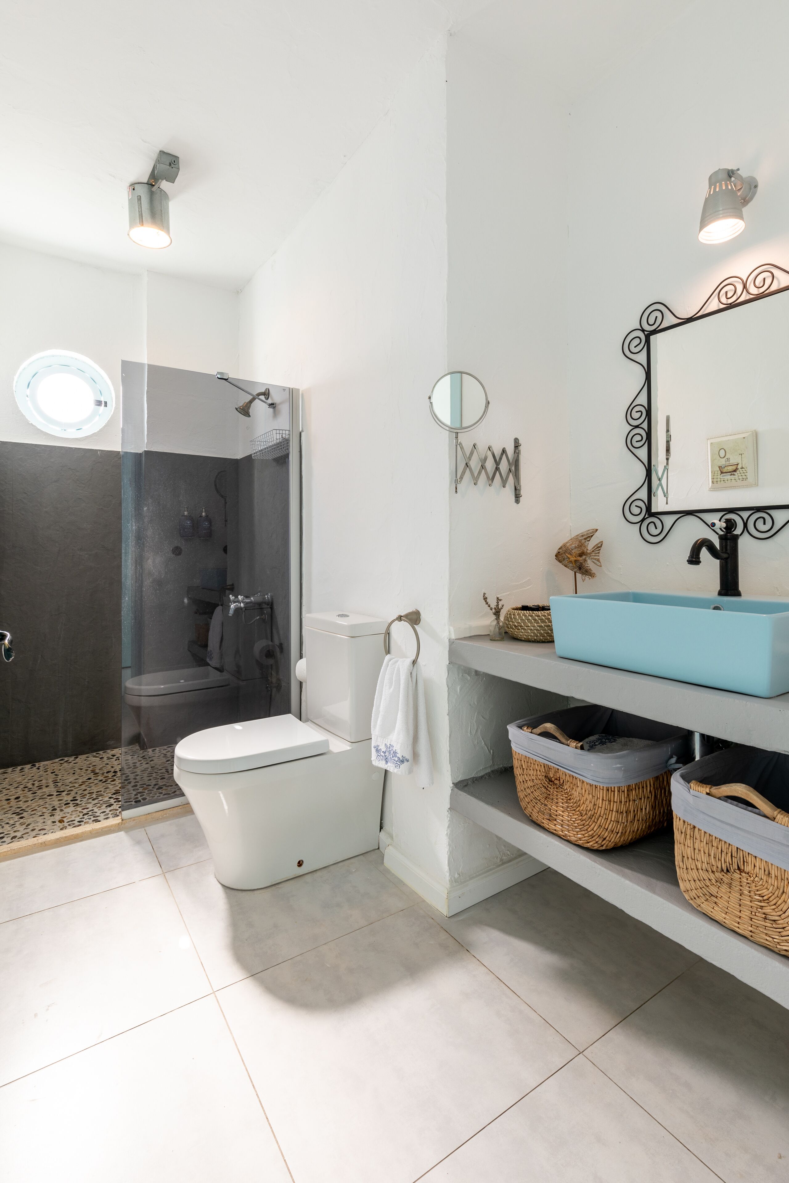 superior double room, 1 queen bed | bathroom | shower, free toiletries, hair dryer, slippers