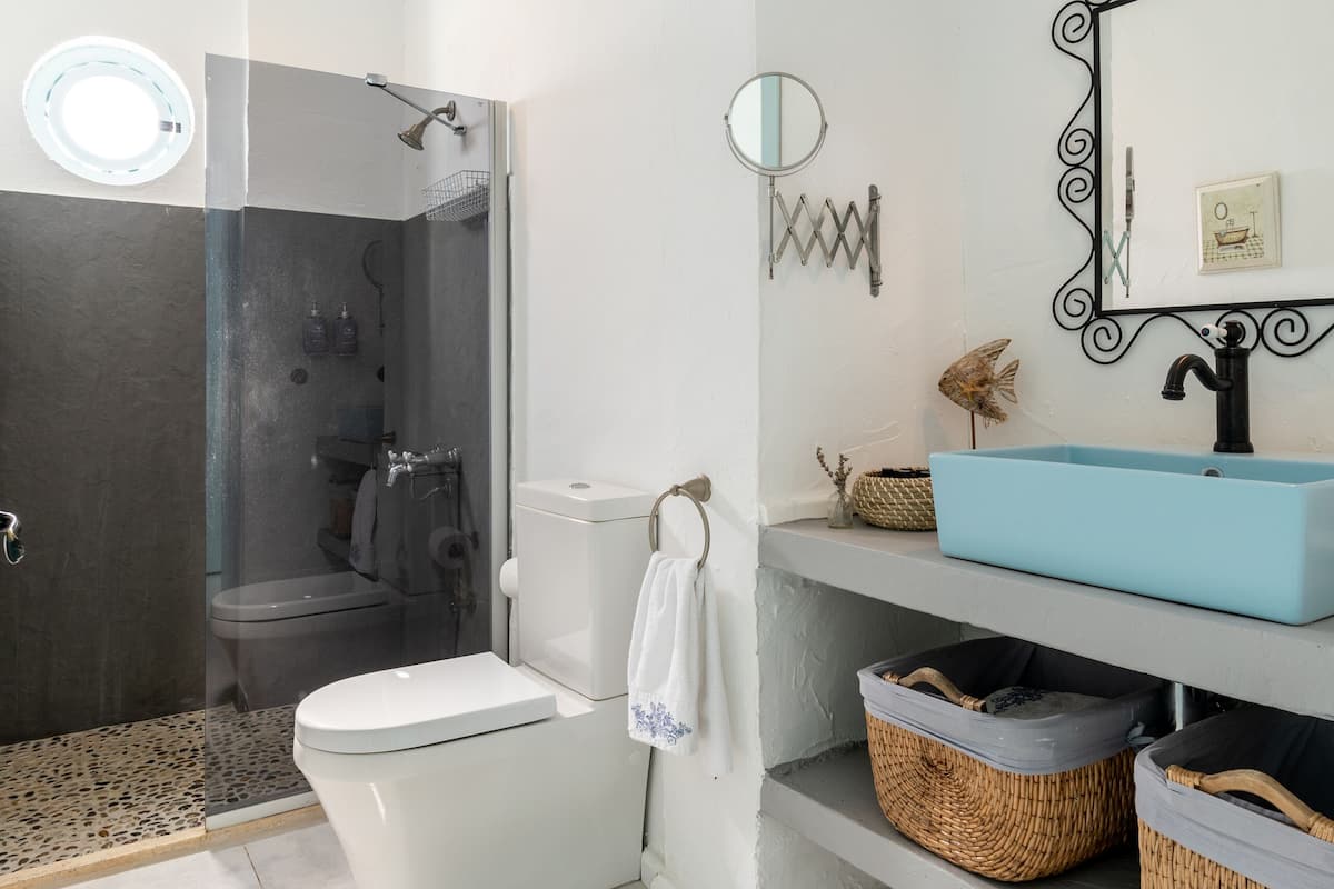 superior double room, 1 queen bed | bathroom | shower, free toiletries, hair dryer, slippers