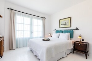 Comfort tweepersoonskamer, 1 queensize bed, balkon | 9 slaapkamers, een minibar, individueel gedecoreerd, gratis babybedden