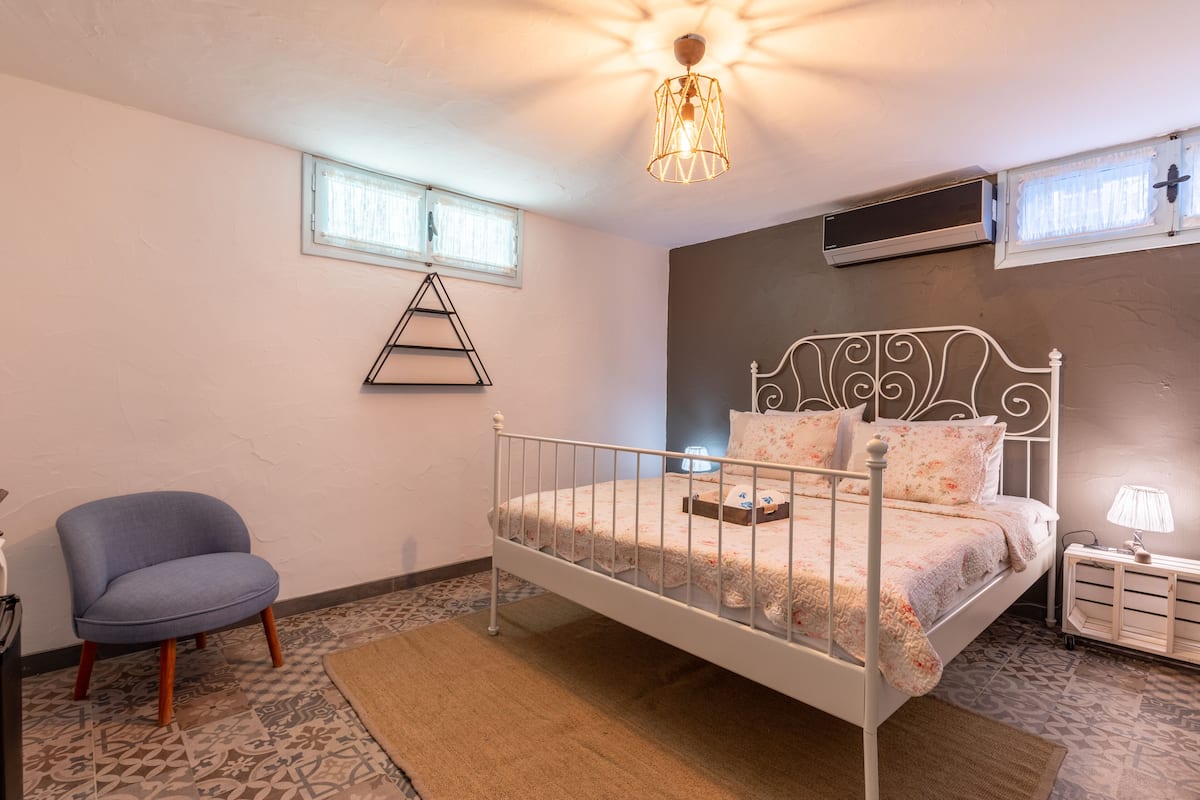 Camera Economy, 1 letto queen | 9 camere, minibar, con stile personalizzato