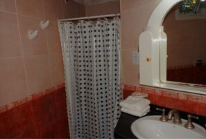 Comfort Studio | Bathroom | Shower, rainfall showerhead, free toiletries, bidet